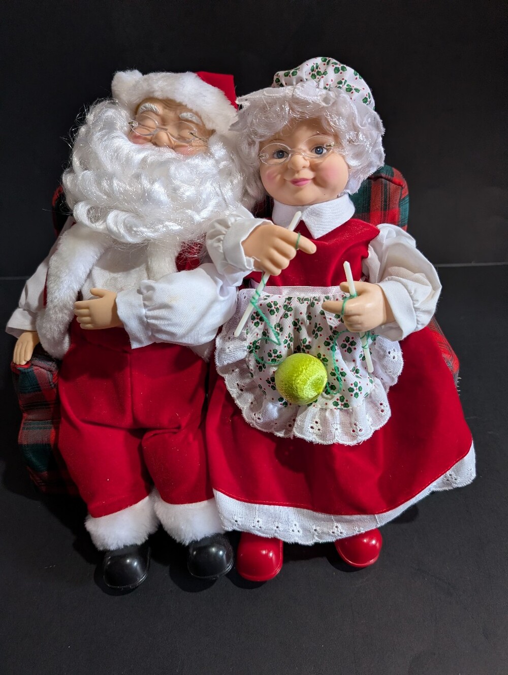 Vtg 1990's Snoring Santa and Knitting Mrs Claus On Couch Musical *Read